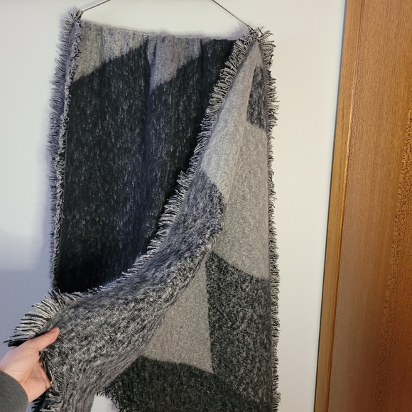 Large H&M Scarf - Picture 3 of 4